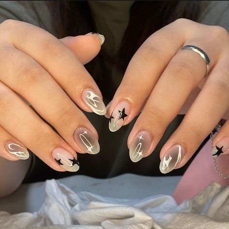 Short Nail Designs Rockstar, Nails With Stars Design Y2k, Amalie Star Nails, Star Girl Nails Aesthetic, Y2k Natural Nails, Y2k Nail Art Short, Rockstars Girlfriend Nails, Stargirl Nails Short, Rock Concert Nails Ideas