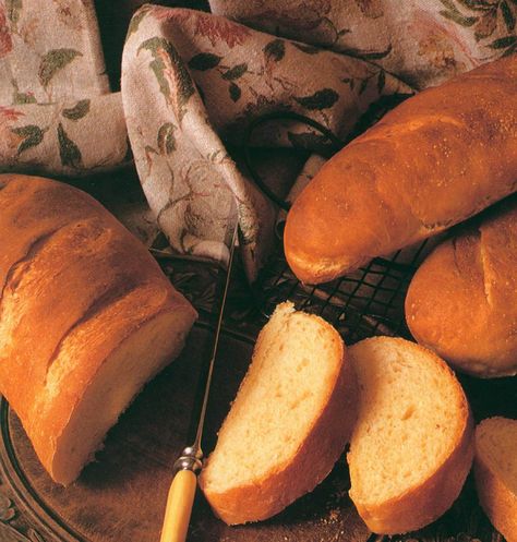 Making Bread At Home, European Bakery, Vienna Bread, Bread At Home, Making Bread, Country Recipes, Chocolate Cakes, Sweet Pastries, Crescent Shape