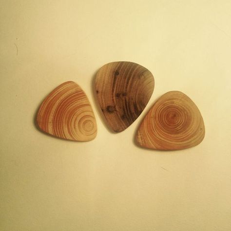 Wooden Guitar Picks, Guitar Picks Diy, Cool Guitar Picks, Guitar Pick Box, Wood Guitar Pick, Pick Holder, Scrap Wood Projects, Guitar Picks, Guitar Art