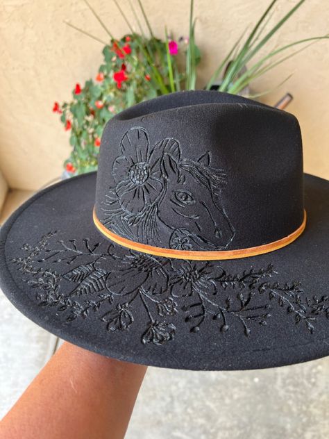 Wood Burn Cowboy Hat, Western Felt Hat, Painted Felt Hats For Women, Felt Hat Burning Designs Diy, Felt Hat Design Ideas, Burning Hat Designs, Diy Cowgirl Hats, Burn Hat Design, Wood Burning Hats