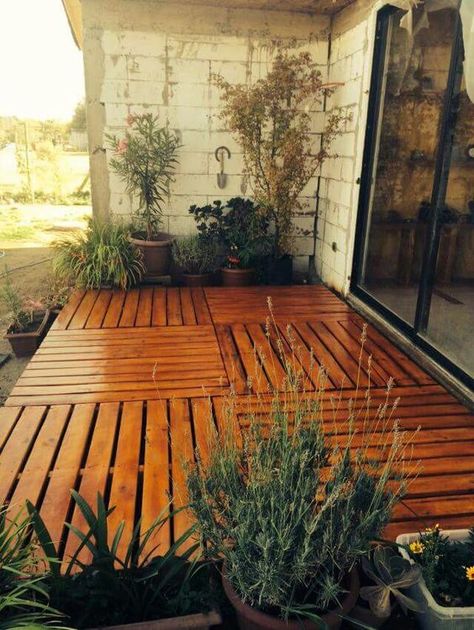 Design Per Patio, Veranda Design, Pallet Building, Wooden Patios, Pallet Patio, Patio Flooring, Beautiful Patios, Porch Design, Backyard Patio Designs