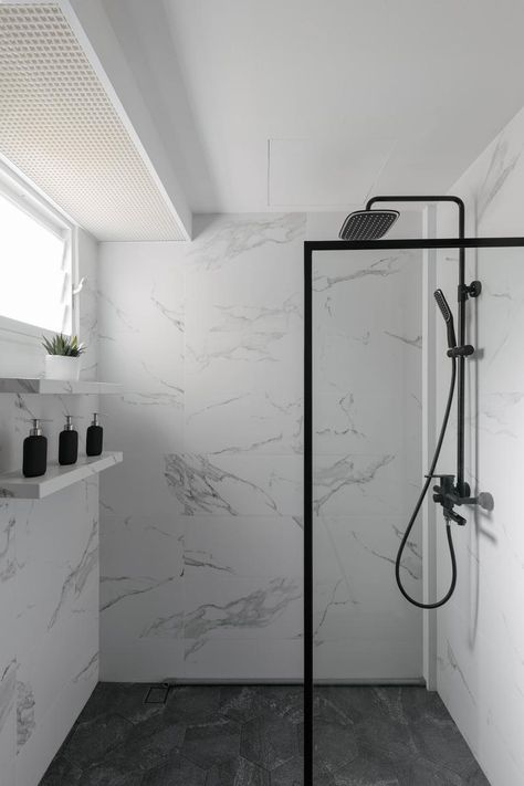 How a 75” TV Inspired the Most Marble-lous HDB Home Ever | Qanvast Fun Bathrooms, White Marble Bathrooms, Bilik Air, Marble Showers, Bathroom Inspiration Modern, Washroom Design, Bathroom Redesign, Toilet Design, Bathroom Remodel Shower