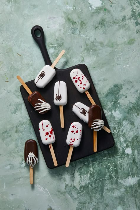 Halloween Cake Popsgoodhousemag Halloween Cake Pop Recipes, Halloween Cakesicles, Halloween Cakes Easy, Cake Pop Recipe Easy, Cake Popsicles, Postres Halloween, Diy Halloween Treats, Halloween Cake Pops, Cakes Easy