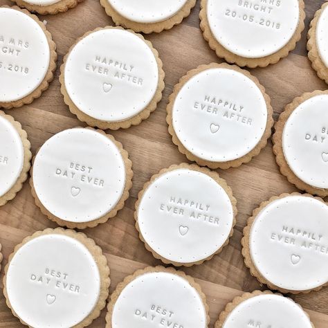 Personalised Cookies Wedding, Wedding Favor Biscuits, Wedding Biscuit Favours, Wedding Favours Biscuits, Diy Wedding Cookies, Wedding Favours Cookies, Wedding Biscuits Ideas, Wedding Cookie Favours, Fondant Wedding Cookies