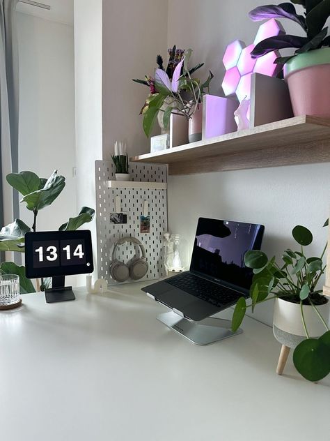 Big Desk Aesthetic, College Desk Aesthetic, Student Bedroom University, Study Desk Organization Student, Law Student Study, Desk Organization Student, Uni Desk, Lawyer Lifestyle, University Room Decoration