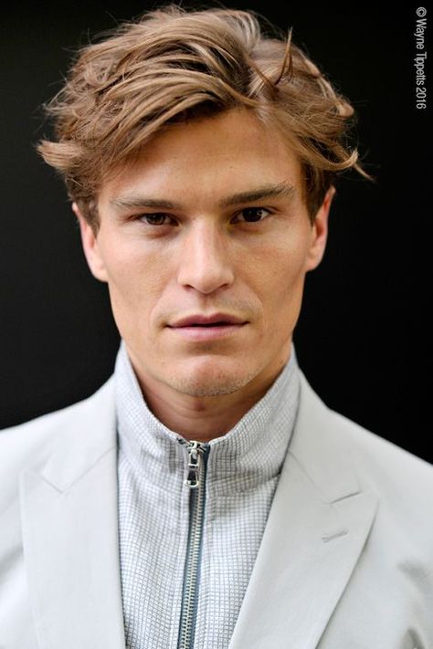 London – Oliver Cheshire Oliver Cheshire, Streetstyle Aesthetic, Lakme Fashion Week, England Fashion, Photo Essay, Models Off Duty, Street Photography, Mens Hairstyles, Fashion Photography