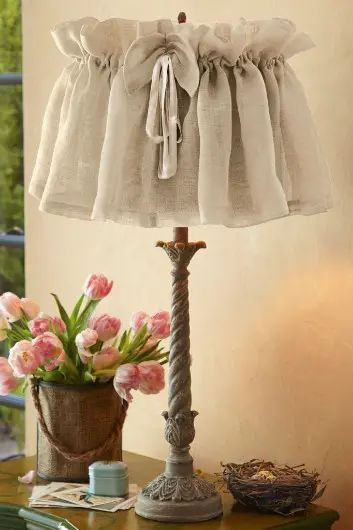 Shabby Sheek, Shabby Chic Decorating, Linen Lampshade, Linen Lamp Shades, Decoration Shabby, Diy Lampe, Shabby Chic Lamps, Diy Lamp Shade, Chic Bedroom