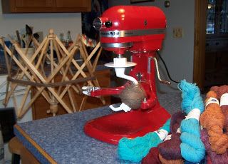 Geocaching Knitter: an alternative use for the Kitchen Aid mixer (this is an awesome combination of my two loves) Rose Farm, Diy Tricot, Yarn Winder, Kitchenaid Stand Mixer, Spinning Wool, Spinning Yarn, Motor Speed, Electric Mixer, Knitted Wit