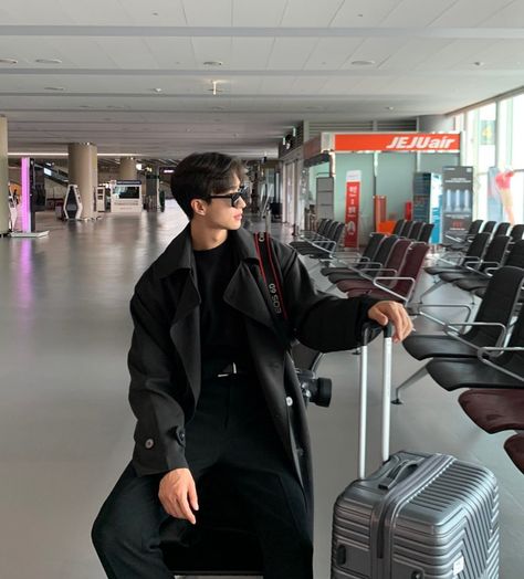 Black Airport Outfit, Mens Airport Style, Korean Black Outfit, Airport Outfit Korean, Airport Outfit Men, Bad Boy Outfits, Korean Outfits Men, Korean Airport Fashion, Black Outfit Men