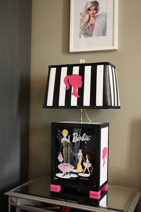 Barbie Girl DIY Lamp Makeover - Home Trends Magazine Barbie Home Decor Diy, Barbie Aesthetic Home Decor, Barbie Themed Office, Diy Barbie Decor, Barbie Themed Room, Barbie Bedroom Ideas, Serenity Room, Barbie Room Decor, Barbie Decor