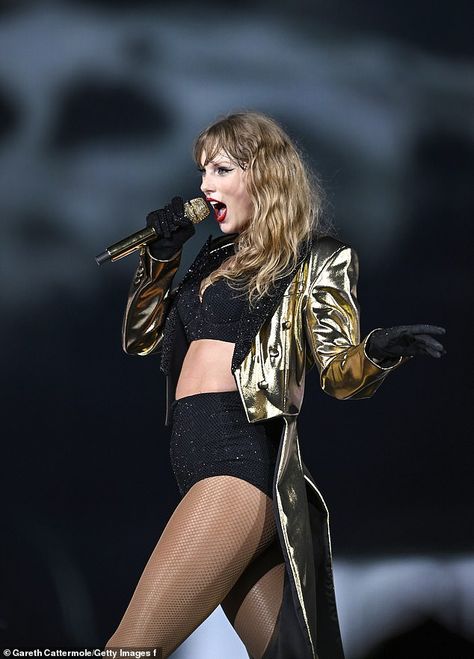 Taylor Swift Ex, Sparkly Outfit, 68th Birthday, Taylor Swift Images, London Night, Estilo Taylor Swift, Taylor Swift Cute, Grace Jones, Gold Jacket