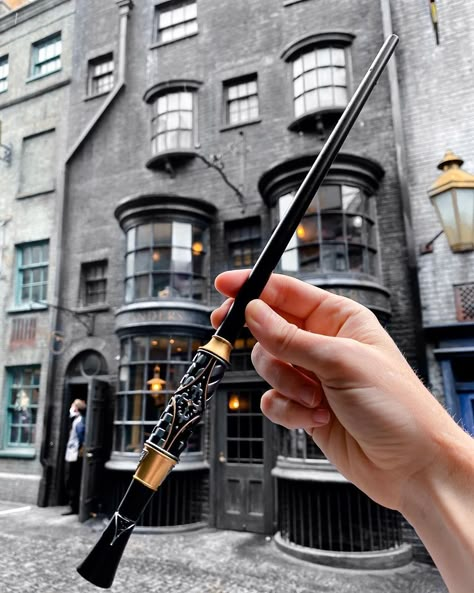 𝙒𝙞𝙯𝙖𝙧𝙙𝙞𝙣𝙜𝙒𝙤𝙧𝙡𝙙 𝙤𝙛 𝙃𝙖𝙧𝙧𝙮 𝙋𝙤𝙩𝙩𝙚𝙧 on Instagram: “The Collector's Edition 2020 wand ⚡️ . . @universalorlando nailed it this year! . . ✨Interactive wand ✅ . . ✨Comes in a special collectors…” Harry Potter Orlando, Harry Potter Cursed Child, Easy Dragon Drawings, Dragon Heartstring, Harry Potter Props, Wood Wand, Harry Potter Wizard, Wizard Wand, Hogwarts Aesthetic