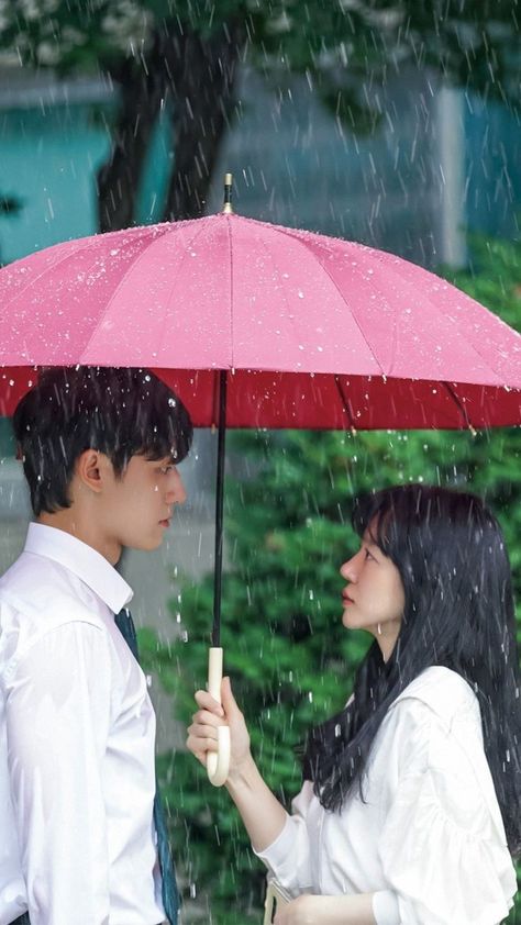 Umbrella Pose Reference Couple, Couple Under Umbrella Drawing Reference, Under Umbrella Couple, Couple Under Umbrella Aesthetic, Kdrama Couple Aesthetic, Couple Under The Rain, Korean Umbrella, Couple Umbrella, Couple Under Umbrella