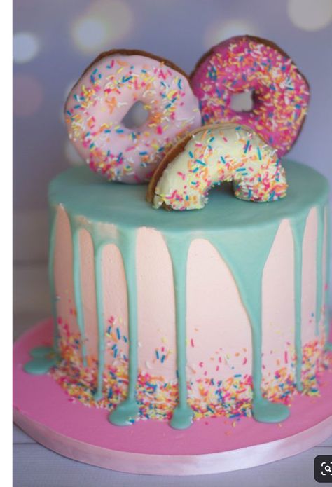 CAKE 💕💕💕💕💕💕💕💕 Donut Drip Cake, Tort Harry Potter, Donut Birthday Cake, Donut Theme Party, Doughnut Party, Indian Cake, Donut Themed Birthday Party, Birthday Donuts, Pink Donut