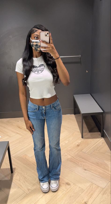 White Converse Outfit Y2k, White Converse Outfit Platform, White Top Black Jeans Outfit, Downtown Outfits Black Women, White Converse Outfit Black Women, Outfit Ideas With White Converse, How To Style White Converse, Cute Outfits With White Converse, Converse And Jeans Outfit