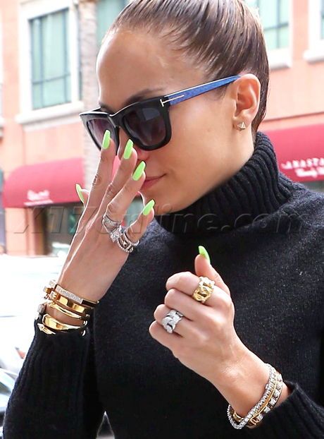 Jennifer Lopez's Nails Are On Fleek -  Photos - X17 Online Look Kylie Jenner, Celebrity Nails, Celebrity Engagement Rings, Classy Jewelry, Stacked Jewelry, Arm Candy, Jennifer Lopez, Cartier, Chic Style