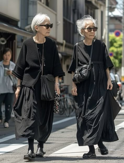 Black Japanese Outfit, Issey Miyake Street Style, English Haircut, Japan Vintage Fashion, Japanese Fashion Women Casual, Japan Street Style Women, Japanese Outfits Street Style, European Fashion Women, Japan Fashion Casual