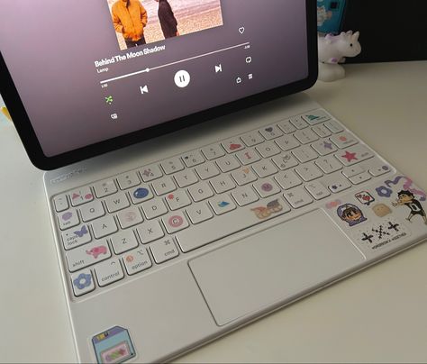 Apple Keyboard Aesthetic, Ipad Pro Keyboard Aesthetic, Apple Magic Keyboard Aesthetic, White Magic Keyboard Ipad, Tablet With Keyboard Aesthetic, Ipad Keyboard Case Aesthetic, Ipad And Magic Keyboard, Ipad Air With Keyboard, Keyboard Stickers Aesthetic