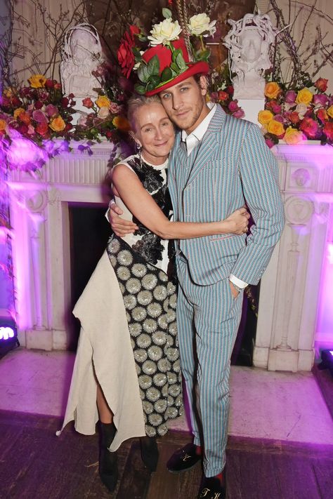 lucinda chambers Vogue Party, Lucinda Chambers, Unusual Clothes, Creative Clothing, Knee Highs, Personal Style Inspiration, Future Style, Advanced Style, Aging Gracefully