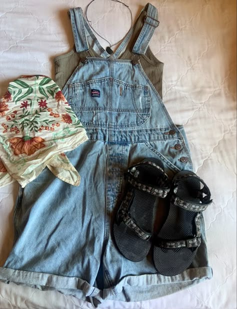 Clean Granola Outfit, Socal Outfit Aesthetic, North Carolina Aesthetic Outfits, Granola Festival Outfit, Granola Jeans Outfit, 70s Granola Aesthetic, Cottagecore Granola Aesthetic, Granola Girl Overalls Outfit, Granola Accessories