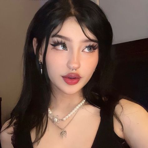 Innocent Makeup, Makeup Memes, Indie Makeup, Doll Eye Makeup, Random Girl, Korean Eye Makeup, Girl Pfp, Ethereal Makeup, Doll Makeup