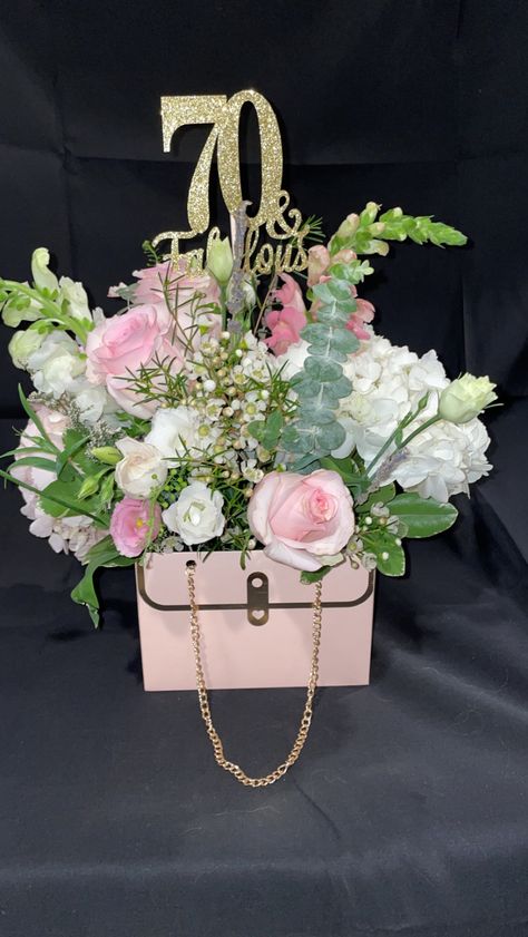 Aka Sorority Centerpieces, 65th Birthday Centerpiece Ideas, 75 Birthday Centerpiece Ideas, Purse Centerpiece Ideas, Aka Centerpieces, Purse Flower Arrangement, Bridgeton Theme, Easy Flower Arrangements Diy, 70th Birthday Ideas For Mom