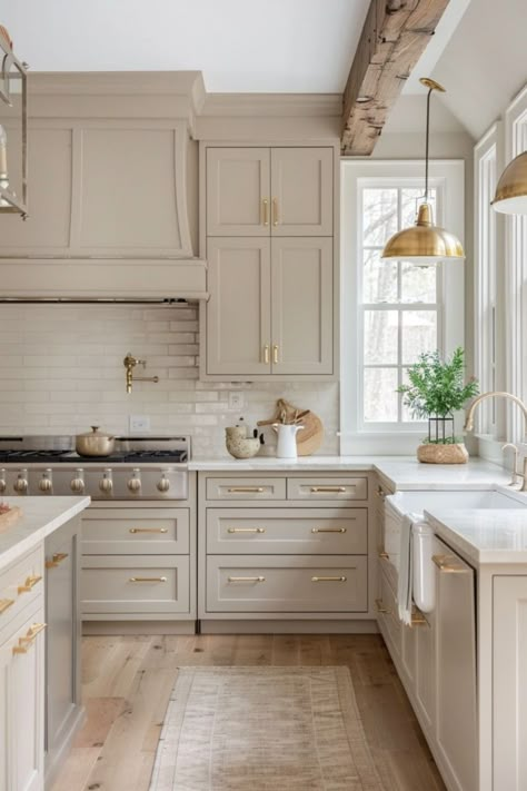 White And Gold Kitchen Farmhouse, Simple Elegant Kitchen, Cream And Wood Kitchen, Wood Cabinets Kitchen, Beige Kitchen Cabinets, Kitchen Cabinet Color Ideas, Beige Cabinets, Kitchen Cabinet Color, Kabinet Dapur