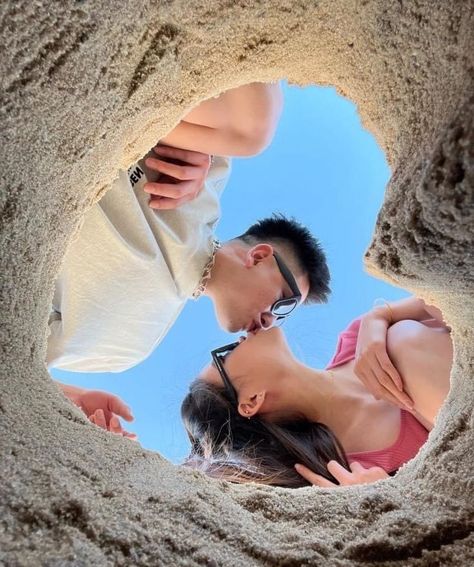 15 Best Romantic Beach Couple Poses 2024 | Beach Pictures Inspo Beach Pose Ideas For Couples, Beach Dates Couple, Aesthetic Romantic Couple, Couple Vacation Pictures, Poses Reference Photo, Couple Beach Poses, Beach Date Ideas, Romantic Beach Couple, Summer Couple Pictures