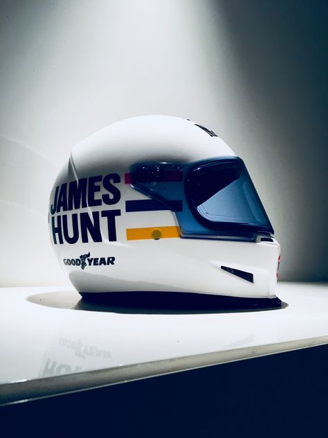 James Hunt Helmet, Racing Helmet Design, Bell Eliminator, Redbull Helmet, Rush Movie, Bmw 2002 Tii, Cool Bike Helmets, White Helmet, Biker Helmets