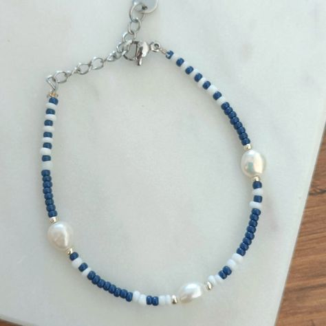 BEADED JEWELRY NECKLACES #BeadedNecklaces Beaded Charm Bracelets Diy, Beaded Blue Bracelets, Blue And White Beaded Bracelet, Blue Bracelet Ideas, Pearl Bracelet Ideas, Beaded Bracelets Blue, Blue Beaded Jewelry, Bracelet Beads Diy, Blue Beads Bracelet