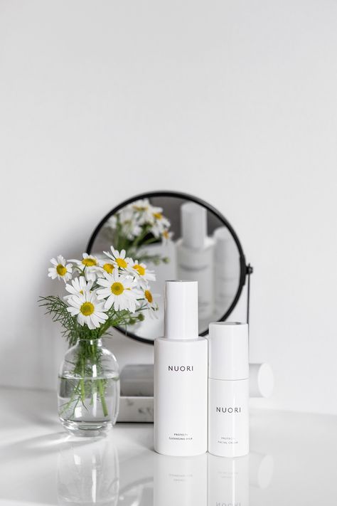 Lifestyle Skincare Photography, Clean Product Photography, Skincare Lifestyle Photography, Skincare Flatlay, Minimal Skincare, Fresh Skincare, Easy Photography Ideas, Skincare Products Photography, Cosmetics Photography