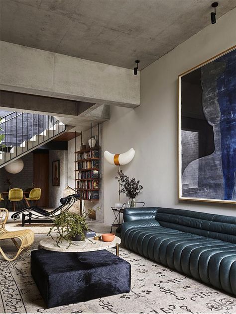 Una casa de estilo brutalista en Sidney; dos formas de descubrirla Tree Interior, Home Makeovers, Concrete Staircase, Built In Sofa, Australian Interior Design, Interior Design Awards, Stylish Interior, Neutral Interiors, Room Deco