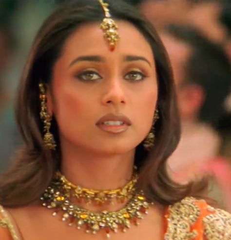 Rani Mukerji Hair, 90s Jewellery, 2000s Makeup Looks, Rani Mukherji, Actress Style, Indian Makeup Looks, 90s Bollywood Actress, 90s Bollywood Fashion, Black Smokey Eye Makeup