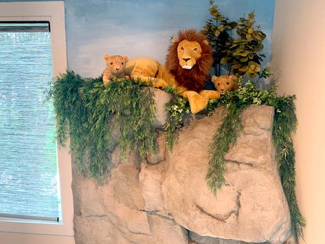 Lion King Room Ideas Kids, Lion King Room Decor, Lion King Bedroom, Disney Airbnb, Airbnb Investment, Art History Projects For Kids, Lion King Room, Jungle Theme Rooms, Lion King Nursery