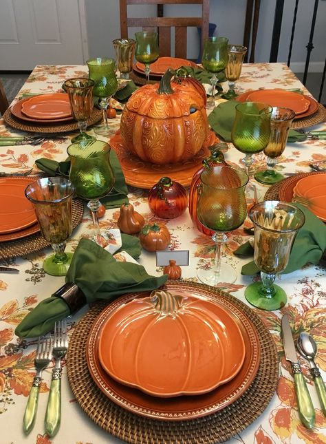 Fall season tablescape, table setting, pumpkins, leaves, autumn, green, orange, brown.  More information about this table on my blog: https://www.whispersoftheheart.com/blog/2018/10/3/happy-fall-yall Thanksgiving Table Settings Orange Tablecloth, Autumnal Table Settings, Fall Table Settings Autumn, Autumn Table Setting, Autumn Tablescapes, Fall Dining Table Decor, Fall Table Setting, Mason Jar Gifts Diy, Fall Dining Table