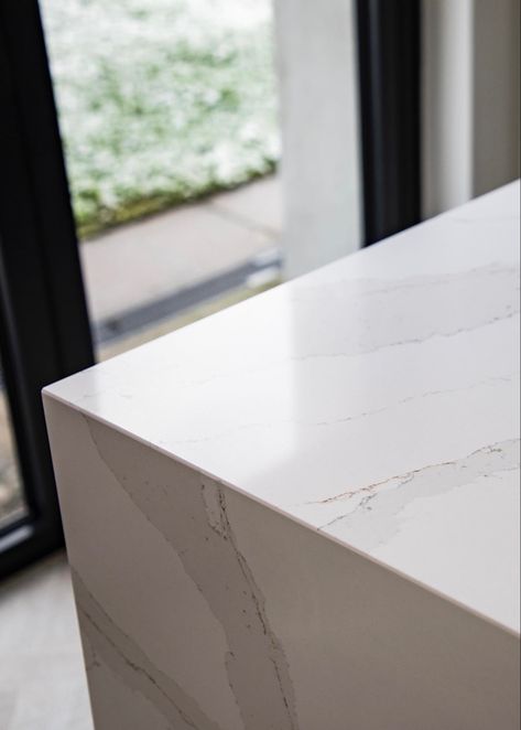 White Silestone by Cosentino Kitchen Worktop Silestone Toscana Cream, Calacatta Kitchen, White Kitchen Worktop, Silestone Kitchen, Gold Kitchen Hardware, Kitchen Refurbishment, Building Kitchen Cabinets, Kitchen White, Studio Kitchen