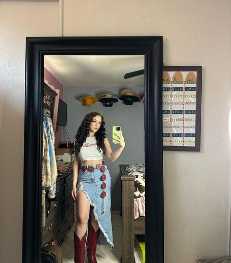 Vaquero Skirt Outfit, Simple Vaquera Outfits, Denim Skirt Western Outfit, Cute Vaquera Outfits, Cow Girl Outfits, Ootd Vaquero, Mexican Outfits For Women, Fashion Outfits Simple, Outfit Vaquero