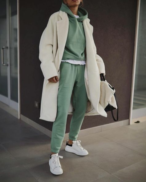 Sporty Outfits For Work, Sweatpants Outfits Winter, Sweatsuit Outfit, Casual Sporty Outfits, Cute Sweatpants Outfit, Comfy Outfits Winter, Tracksuit Outfit, Sweatpants Outfit, White Coat