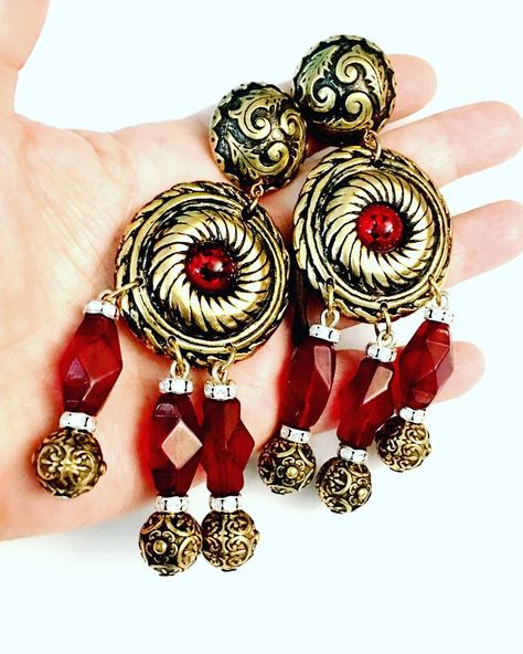 Sheri Weiss on Instagram: “Exotic Jungle Gypsy Red and Antique Gold Dangling Drop Textured Earrings #sherisvintagejewelrycollections #nycbestvintagejewelrycollections…” Textured Earrings, Vintage Inspired Outfits, Alex And Ani Charm Bracelet, Antique Gold, Boho Chic, Vintage Inspired, Charm Bracelet, Texture, Red