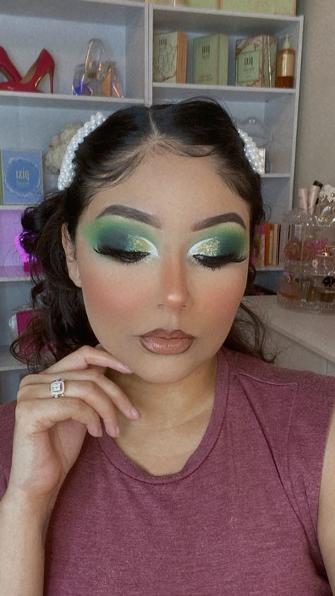 Glitter eyeshadow Pink And Green Eyeshadow Looks, Pink And Green Eyeshadow, Green Eyeshadow Looks, Green Eyeshadow Look, Makup Looks, 2023 Makeup, Power Of Makeup, Glam Makeup Look, Green Eyeshadow