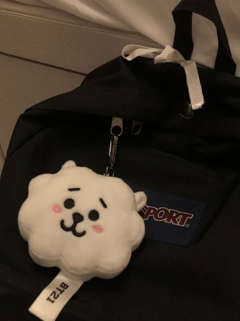 Aesthetic Backpack Jansport, K Pop Backpack, Rj Aesthetic Bt21, Kdrama Backpack, Aesthetic Backpack Decor, Decorated School Bag, Bt21 Rj Aesthetic, Decorated Backpack Aesthetic, Korean Backpack Aesthetic