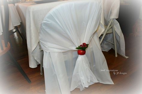 Easy Folding Chair Covers! Wedding Table Diy Decorations, Diy Folding Chair Covers, Diy Party Table Decorations, Cloth Napkin Folding, Craft Table Diy, Folding Chair Covers, Diy Wedding Table, Party Table Cloth, Birthday Table