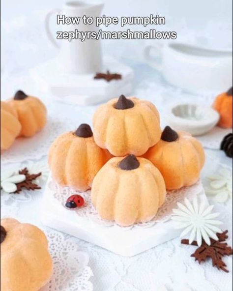 Phay Shing on Instagram: "HOW TO CREATE PUMPKIN MARSHMALLOWS WITHOUT MOLD You don't need to buy pumpkin shaped molds just to create pumpkin shaped desserts! This piping technique I share is not only suitable for zephyrs (zefirs), which are agar-based marshmallows made with lots of fruit/veggie puree. You can also use this technique for making: 🔸Regular gelatin-based marshmallows (whip till super stiff) 🔸Meringue cookies 🔸Buttercream cake/cupcake decorations 🔸Piped ganache 🔸Royal icing decor Pumpkin Shaped Meringues, Piping Marshmallow Recipe, Meringue Pumpkins, Fall Marshmallows, Piping Marshmallow, Piped Marshmallows, Diy Marshmallows, Marshmallow Shapes, Pumpkin Meringue