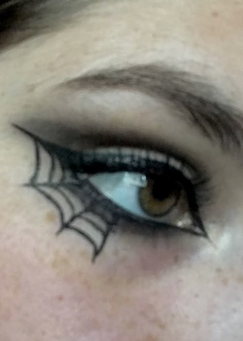 Web Eyeliner Spider, Spider Web Eyeshadow, Cobweb Makeup Halloween, Nightmare Before Christmas Eyeliner, Spider Man Eyeliner, Spider Themed Makeup, Spiderman Eyeliner, Spiderman Makeup Woman, Eyeliner Spiderweb