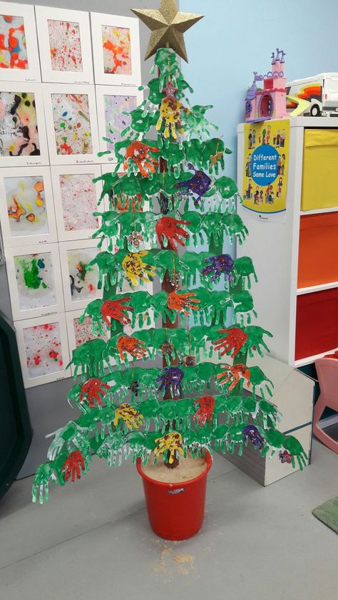 Kindergarten Christmas Decorations, Christmas Decoration Kindergarten, Christmas Decor Ideas Kindergarten, Christmas Crafts For Classroom, Easy Preschool Christmas Crafts, Crafts For Classroom, Classroom Christmas Tree, Crafts For The Classroom, Classroom Christmas Activities