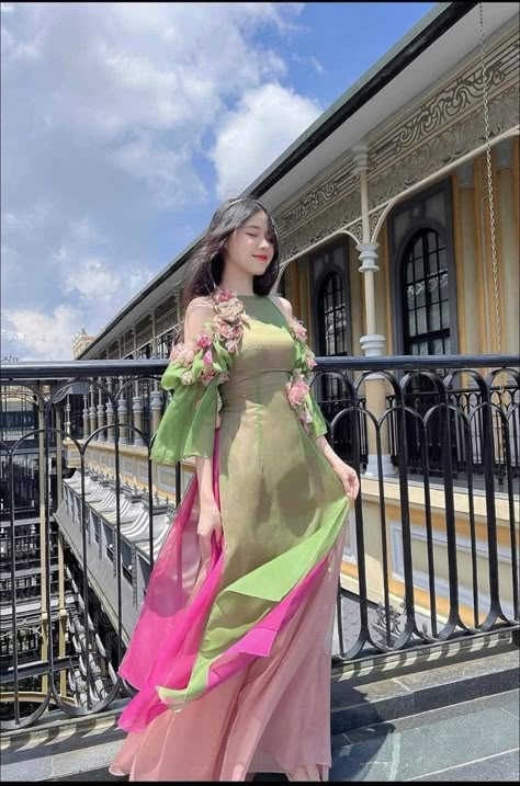 Vietnamese Fantasy Clothes, Vietnamese Wedding Guest Outfit, Vietnam Traditional Dress, Traditional Vietnamese Clothing, Modern Ao Dai, Chinese Fancy Dress, Vietnam Dress, Vietnamese Traditional Dress, Simple Kurta Designs