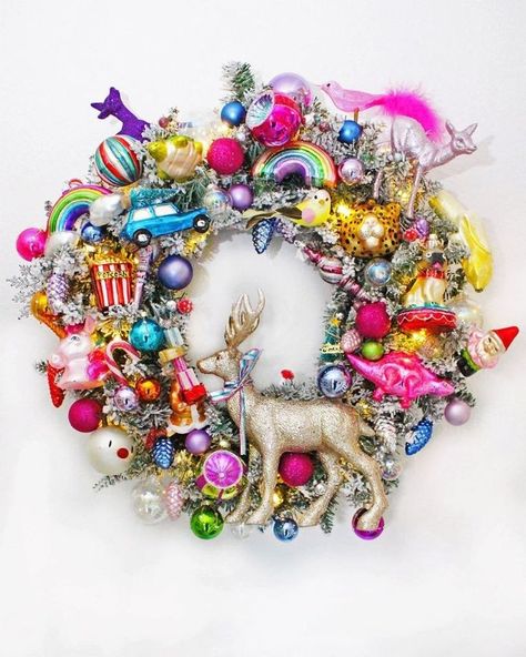 Kitch Christmas Decor, Kitsch Wreath, Unique Wreaths, Colourful Christmas, Vintage Christmas Crafts, Kitsch Christmas, Rainbows Christmas, Christmas Ornament Wreath, Christmas Tree Inspiration