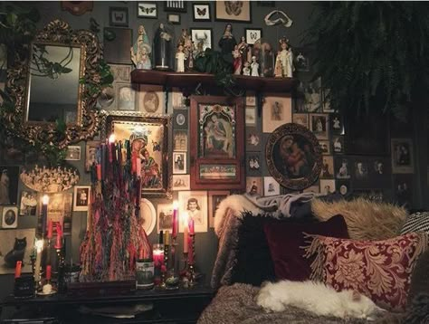 Crowcore Room, Cottage Dark, Board Rooms, Cottage Goth, Witchy Bedroom, Victorian Rooms, Goth House, Cottage Victorian, Bohemian Pictures