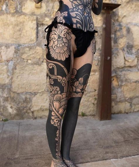 Tattoo Bein Frau, Half And Full Sleeve Tattoos, Cute Thigh Tattoos, Chica Chola, Dark Tattoos, Full Leg Tattoos, Blackout Tattoo, Tattoos For Women Flowers, Tattoed Women