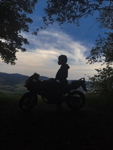 Motorcycle Girl Pfp, Motorcycle Pfp, Motocross Love, Biker Photoshoot, Bike Aesthetic, Motorcycle Aesthetic, Motorcycle Wallpaper, Hypebeast Wallpaper, Picture Writing Prompts